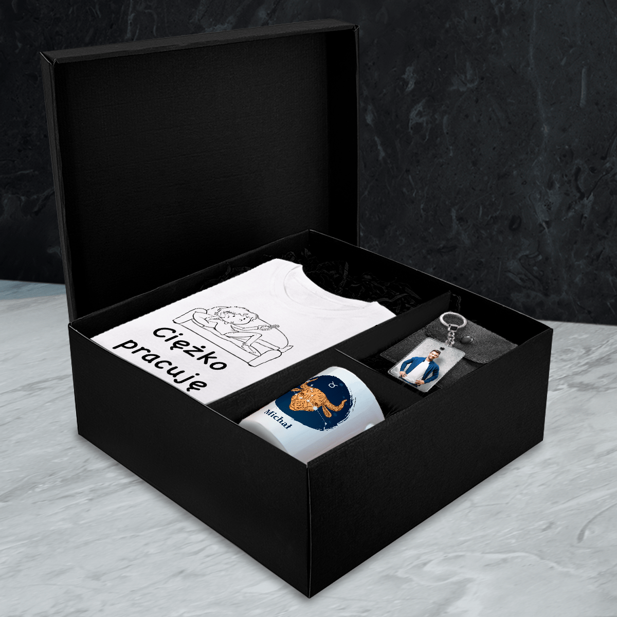 Koszulka + kubek + brelok CHŁOPAK - Box prezentowy, spersonalizowany prezent dla chłopaka - Adamell.pl