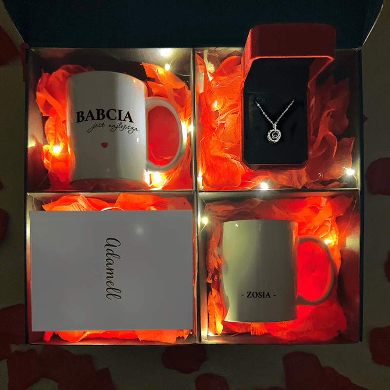 Wisiorek + 2x kubek z nadrukiem BABCIA box 3 w 1 - zestaw prezentowy, spersonalizowany prezent dla babci - Adamell.pl