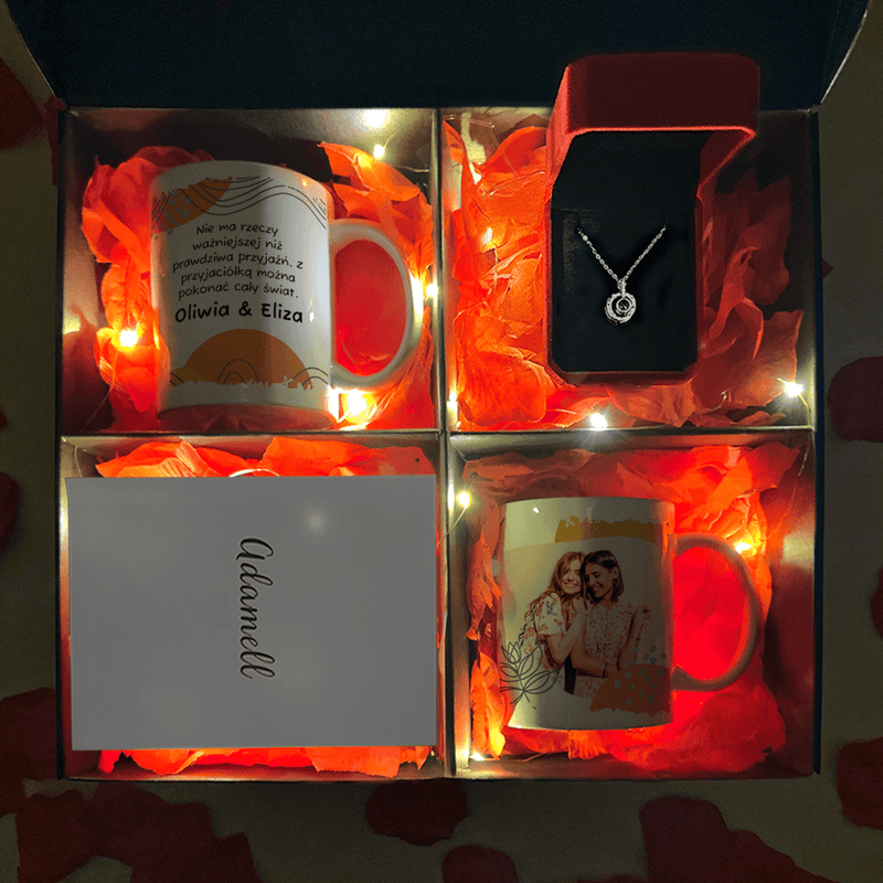 Wisiorek + 2x kubek z nadrukiem PRZYJAŹŃ box 3 w 1 - zestaw prezentowy box, spersonalizowany prezent dla przyjaciółki - Adamell.pl
