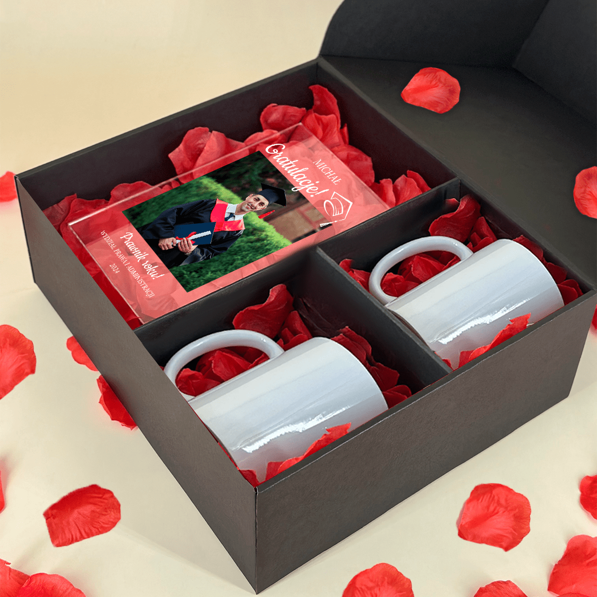 Wydruk na szkle + 2 kubki GRATULACJE - zestaw prezentowy 2 w 1, spersonalizowany prezent dla absolwenta - Adamell.pl