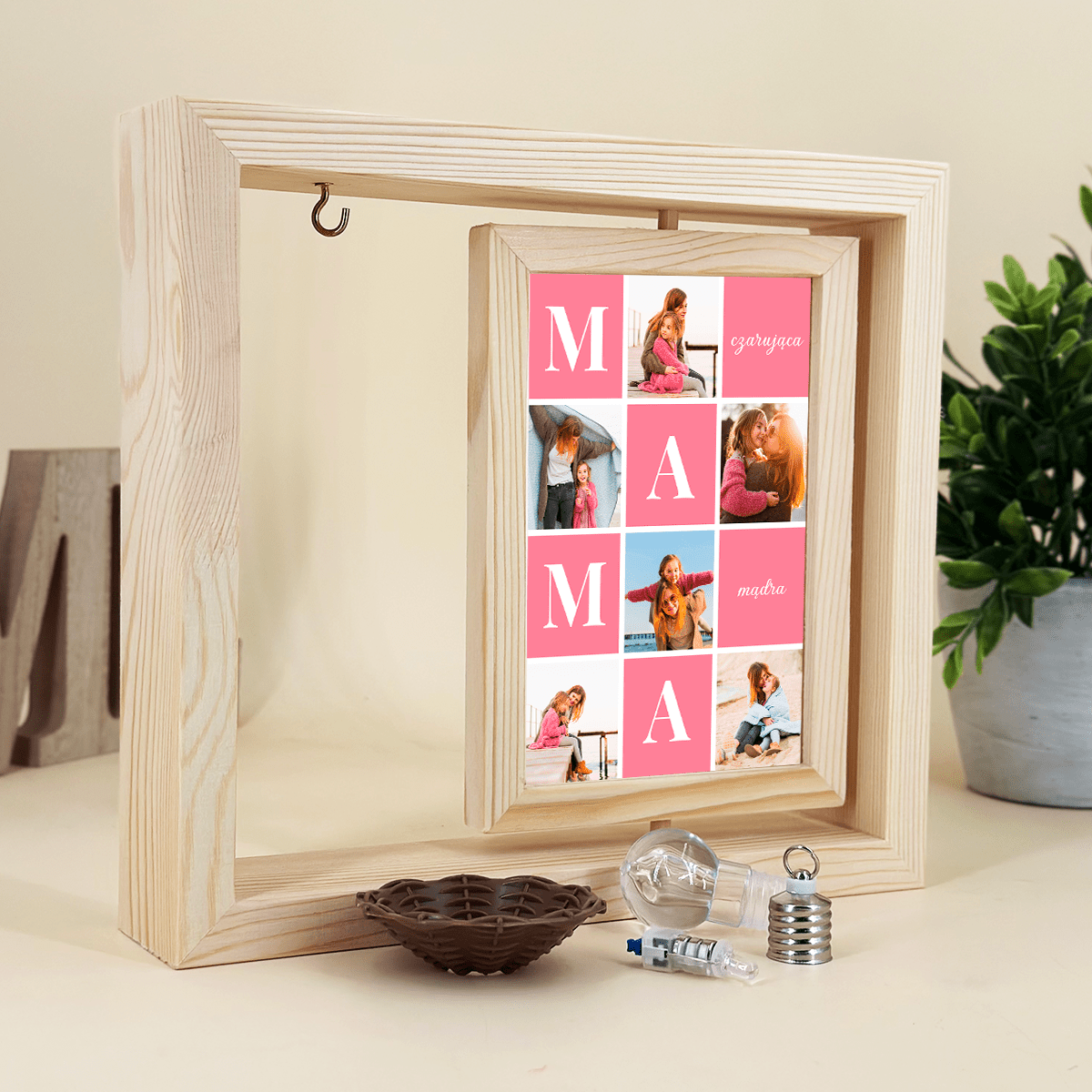 Mądra i czarująca - Druk na szkle w drewnianej ramce + led, spersonalizowany prezent dla mamy - Adamell.pl