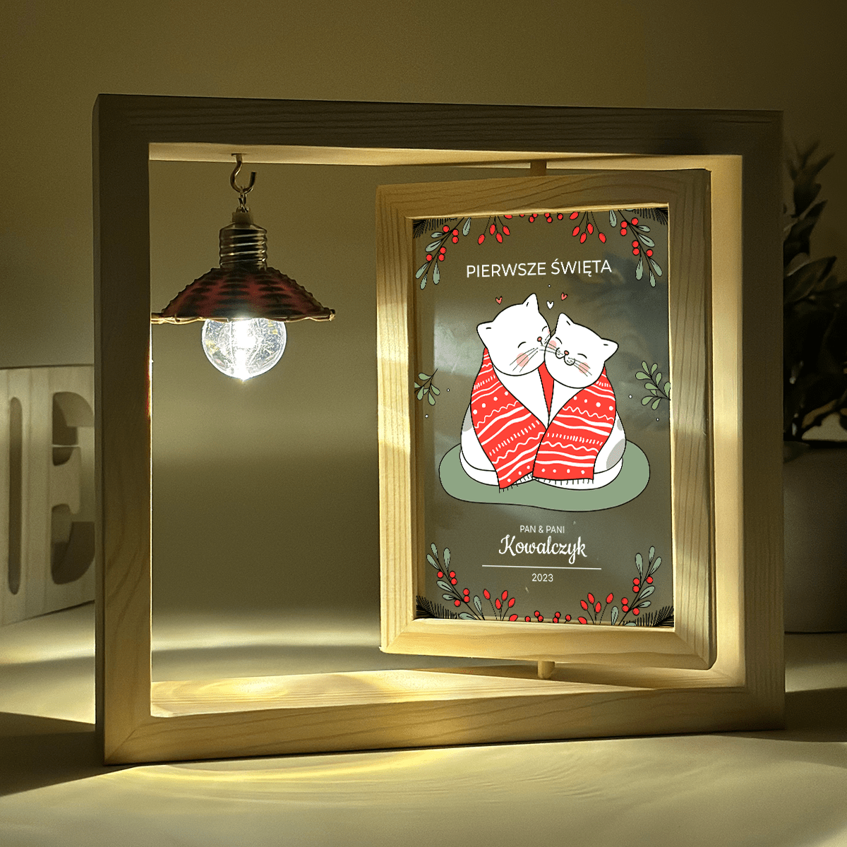 Pierwsze święta grafika koty - Druk na szkle w drewnianej ramce + led, spersonalizowany prezent dla żony - Adamell.pl