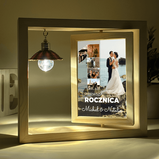 1 rocznica - Druk na szkle w drewnianej ramce + led, spersonalizowany prezent dla pary - Adamell.pl