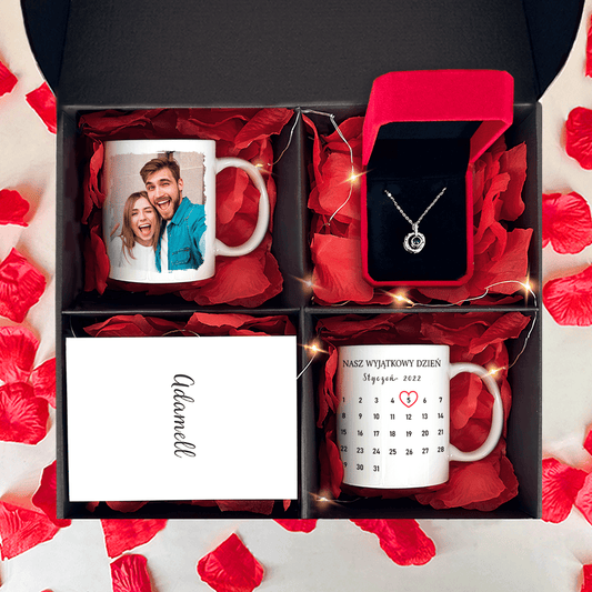 2x kubek z nadrukiem NASZ DZIEŃ + wisiorek box 3 w 1 - zestaw prezentowy, spersonalizowany prezent dla pary - Adamell.pl