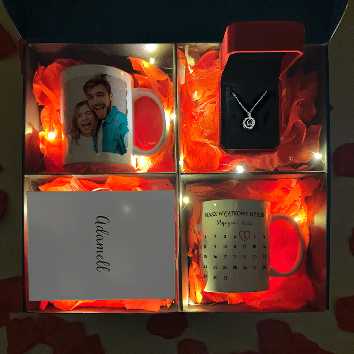 2x kubek z nadrukiem NASZ DZIEŃ + wisiorek box 3 w 1 - zestaw prezentowy, spersonalizowany prezent dla pary - Adamell.pl