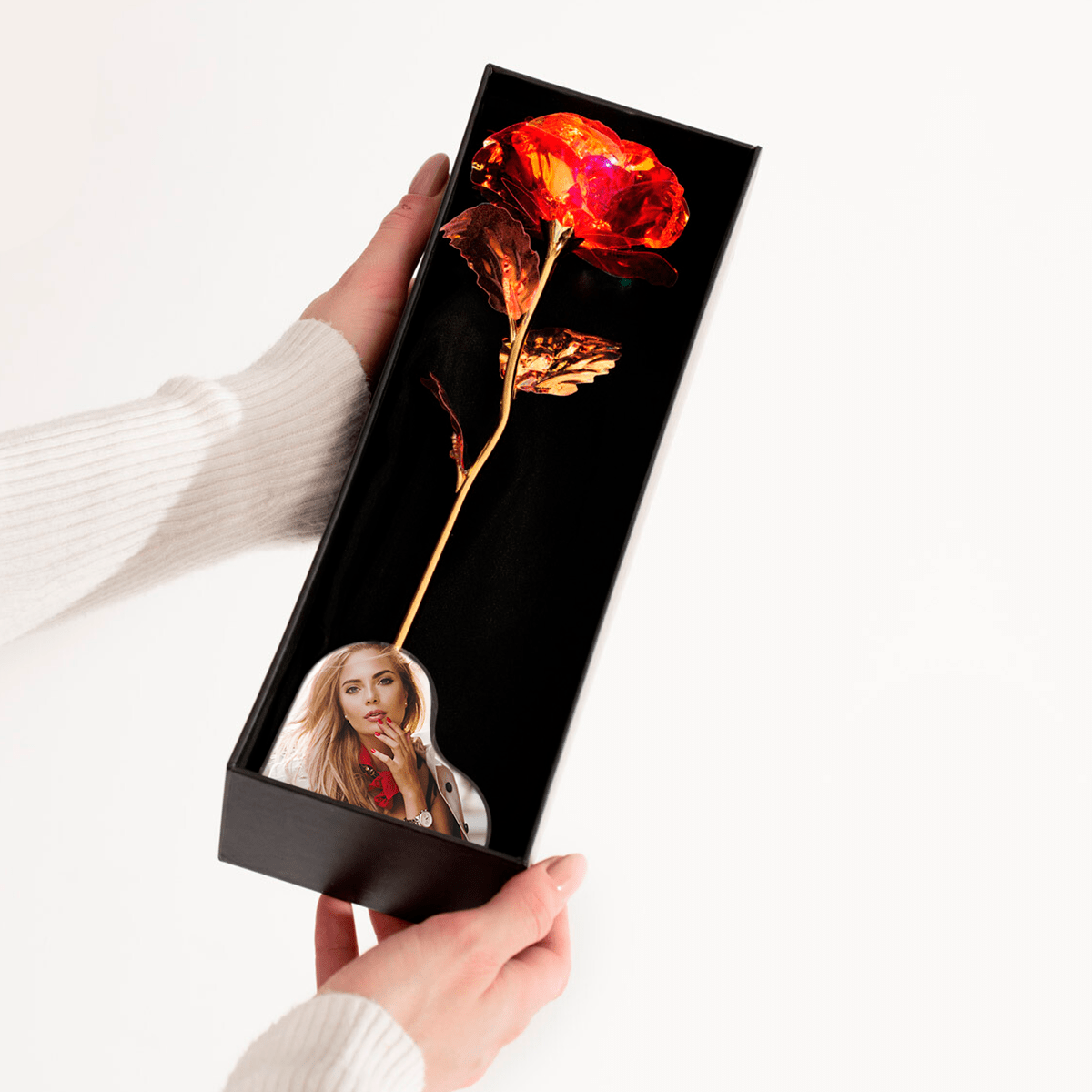 Czerwona róża wieczna LED ze spersonalizowanym nadrukiem + GRATISY - Adamell.pl