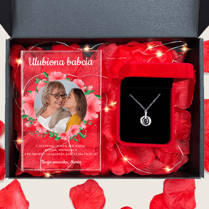Druk na szkle WSPANIAŁA BABCIA + wisiorek box 2 w 1 - zestaw prezentowy, spersonalizowany prezent dla babci - Adamell.pl