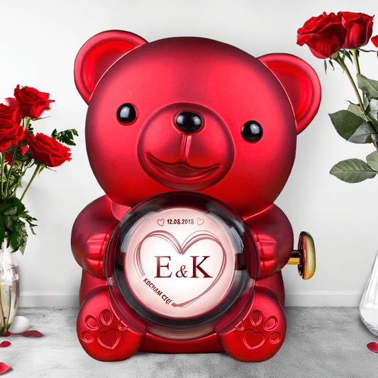 Inicjały pary + data - Miś z różą wieczną i wydrukiem, spersonalizowany prezent dla niej - Adamell.pl
