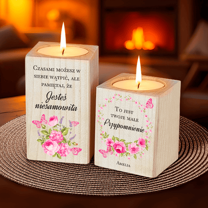 Jesteś niesamowita - 2 x Drewniany świecznik, spersonalizowany prezent dla niej - Adamell.pl