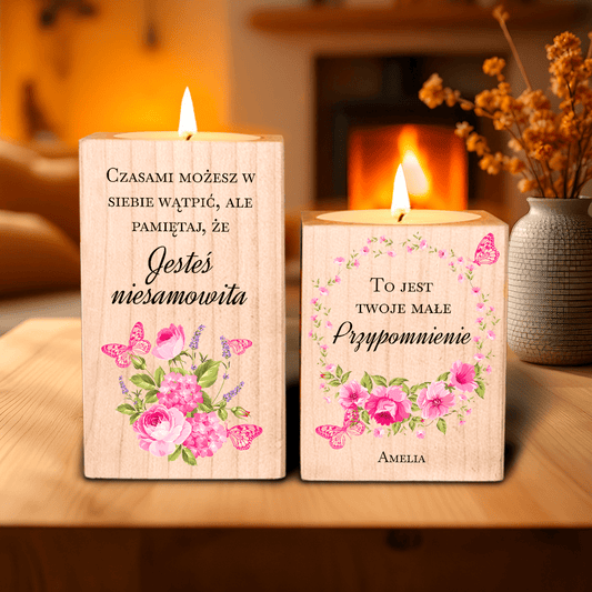 Jesteś niesamowita - 2 x Drewniany świecznik, spersonalizowany prezent dla niej - Adamell.pl