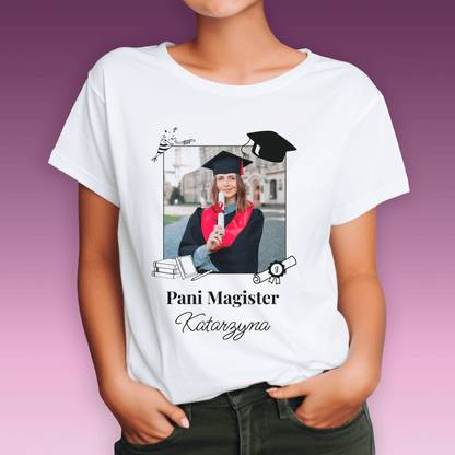 Koszulka damska z nadrukiem PANI MAGISTER - spersonalizowany prezent dla absolwenta - Adamell.pl