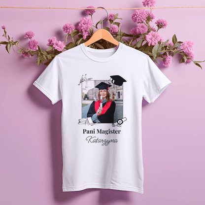 Koszulka damska z nadrukiem PANI MAGISTER - spersonalizowany prezent dla absolwenta - Adamell.pl