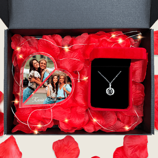 Serce akrylowe DWIE PRZYJACIÓŁKI + wisiorek Box 2 w 1 - zestaw prezentowy, spersonalizowany prezent dla przyjaciółki - Adamell.pl