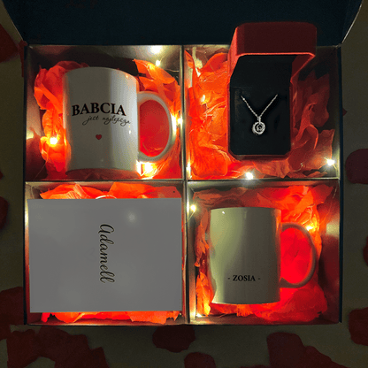 Wisiorek + 2x kubek z nadrukiem BABCIA box 3 w 1 - zestaw prezentowy, spersonalizowany prezent dla babci - Adamell.pl