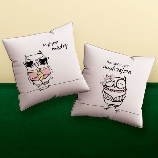 Zestaw 2 poduszek z własnym nadrukiem MĄŻ MĄDRY & ŻONA MĄDRZEJSZA - spersonalizowany prezent dla pary - Adamell.pl