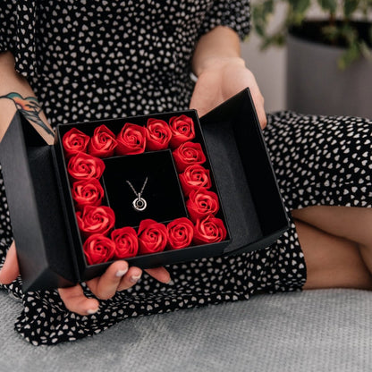 Czarne Pudełko Prezentowe z Wiecznymi Różami na biżuterię + GRATISY - Adamell.pl