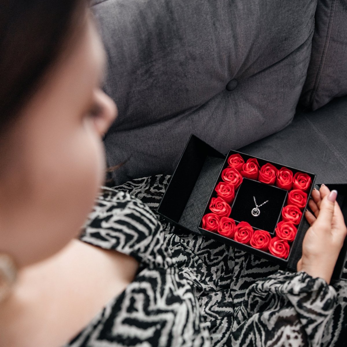 Czarne Pudełko Prezentowe z Wiecznymi Różami na biżuterię + GRATISY - Adamell.pl