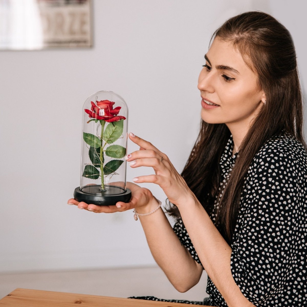 Czerwona wieczna świecąca róża w szkle z LED - Adamell.pl