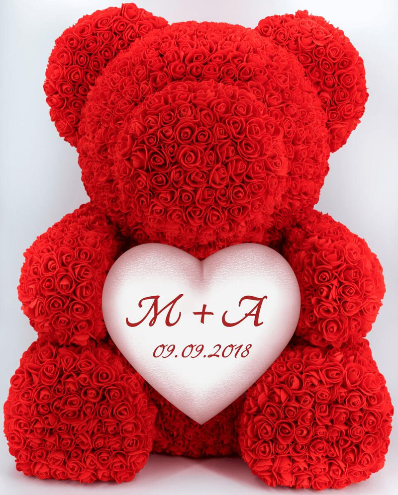 Czerwony Miś z róż z personalizowanym drukiem na sercu + data - Adamell.pl