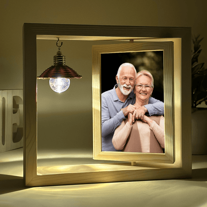 Fotografia mamy i taty - Druk na szkle w drewnianej ramce + led, spersonalizowany prezent dla rodziców - Adamell.pl