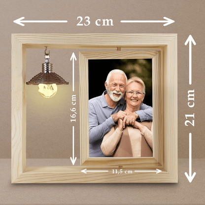 Fotografia mamy i taty - Druk na szkle w drewnianej ramce + led, spersonalizowany prezent dla rodziców - Adamell.pl