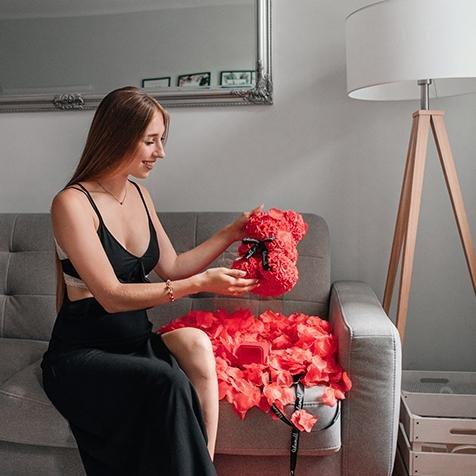 Miś z róż | Czerwony ze wstążką 25cm, Wyjatkowy pomysł na prezent dla dziewczyny, przyjaciółki, kobiety, najlepsze na walentynki, na 18 urodziny - Adamell.pl - Wyjątkowe Prezenty