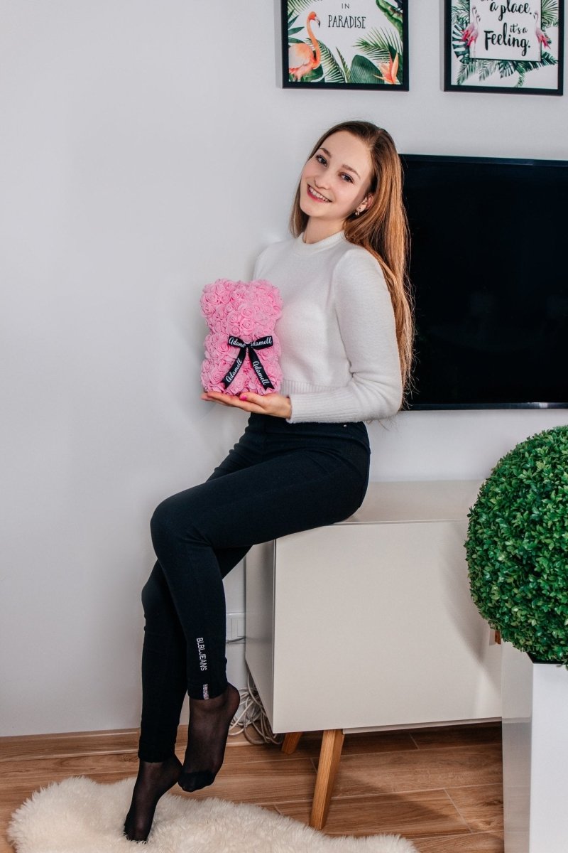 Miś z róż | Różowy ze wstążką 25cm, Kreatywne prezenty dla małżeństwa, synowej na 35 rocznice, na 35, 45 urodziny, pracowników, na odejście z pracy - Adamell.pl - Wyjątkowe Prezenty
