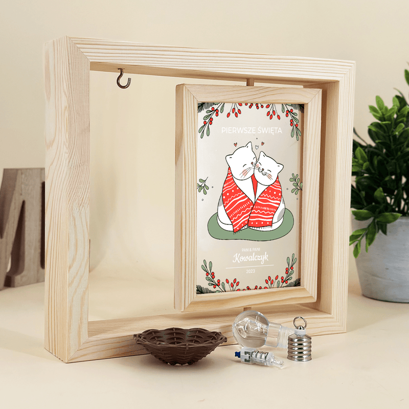 Pierwsze święta grafika koty - Druk na szkle w drewnianej ramce + led, spersonalizowany prezent dla żony - Adamell.pl