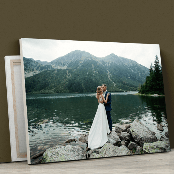 Ślubne zdjęcie nad jeziorem - druk na płótnie, spersonalizowany prezent - Adamell.pl